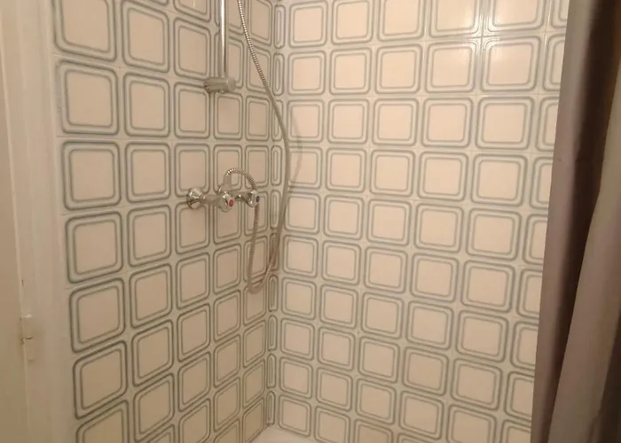 4 Personnes Au Centre - Chatelet