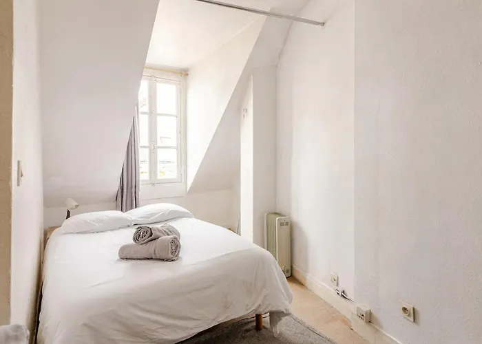 4 Personnes Au Centre - Chatelet